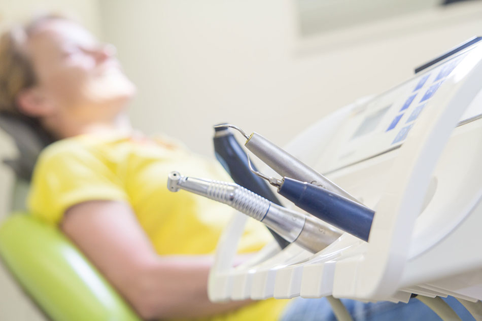 Patientin im Behandlungsstuhl