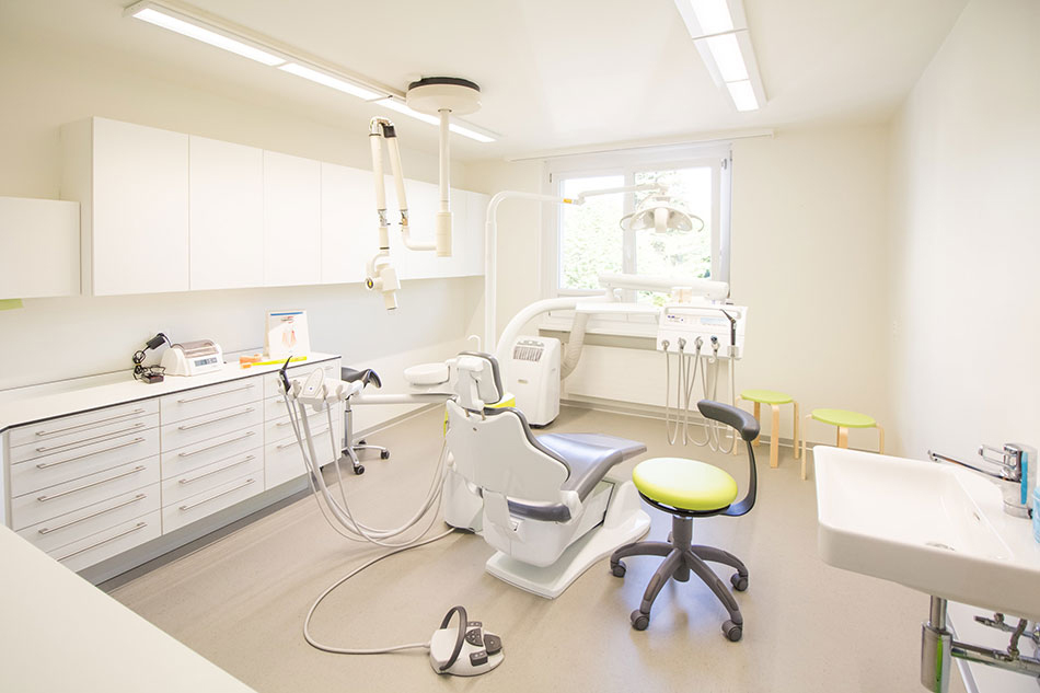 Modernes Behandlungszimmer der Zahnarztpraxis Coletti in Zunzgen